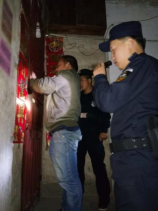 陇南地区粗心妈妈误将幼女锁家中 民警全城寻开锁师傅开门